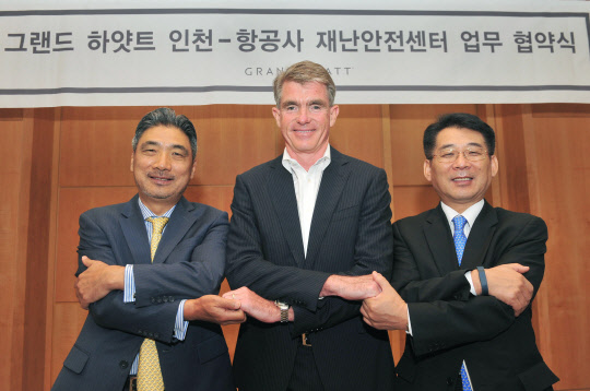 그랜드 하얏트 인천 호텔이 테러, 지진, 태풍 등의 예기치 못한 재난에 대비해 항공사들과 재난안전센터 업무 협약을 체결했다고 12일 밝혔다. 이번에 협약을 맺은 항공사는 에어프랑스- KLM, 델타항공이다. 그랜드 하얏트 인천 호텔은 이들 항공사들에게 공항 사고 발생 시 필요한 자원과 서비스를 제공하기로 했다. 이는 위기 상황 대비를 위해 호텔과 항공사 간 이루어진 국내 첫 협약이다. 왼쪽부터 이영길 에어프랑스-KLM 지점장, 아담 마이어트 그랜드 하얏트 인천 총지배인, 황병연 델타항공 지점장. 그랜드 하얏트 인천 제공